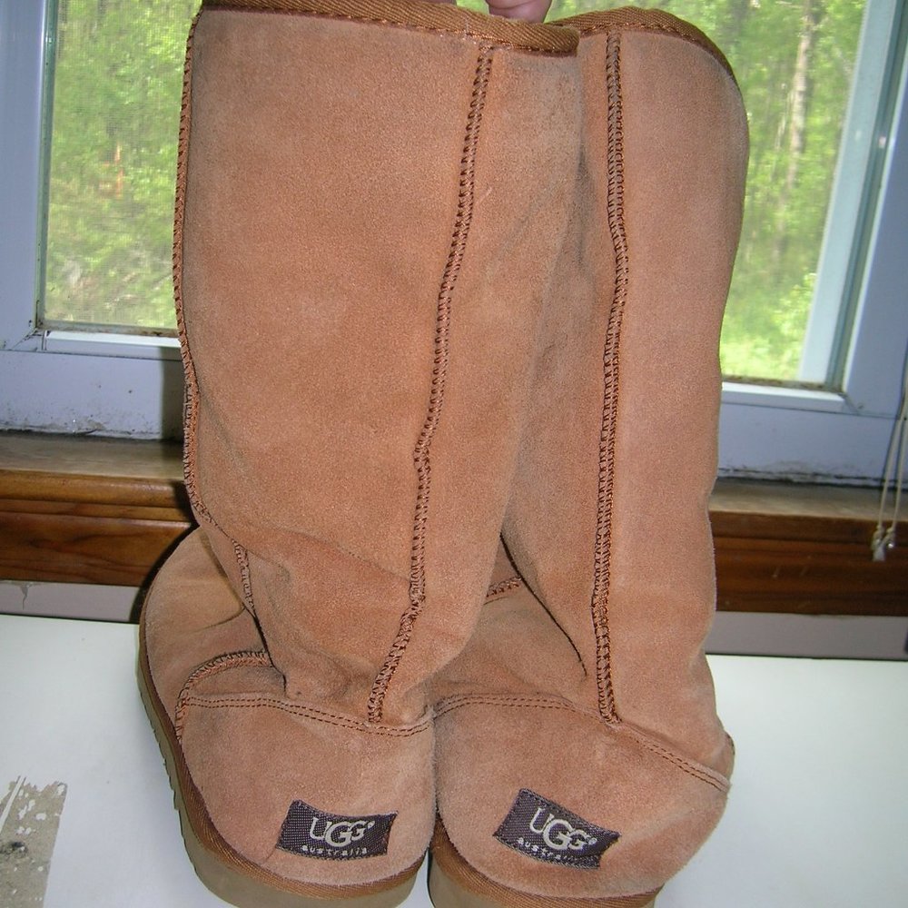 Ugg Boots Tall (In EUC just want to sell)